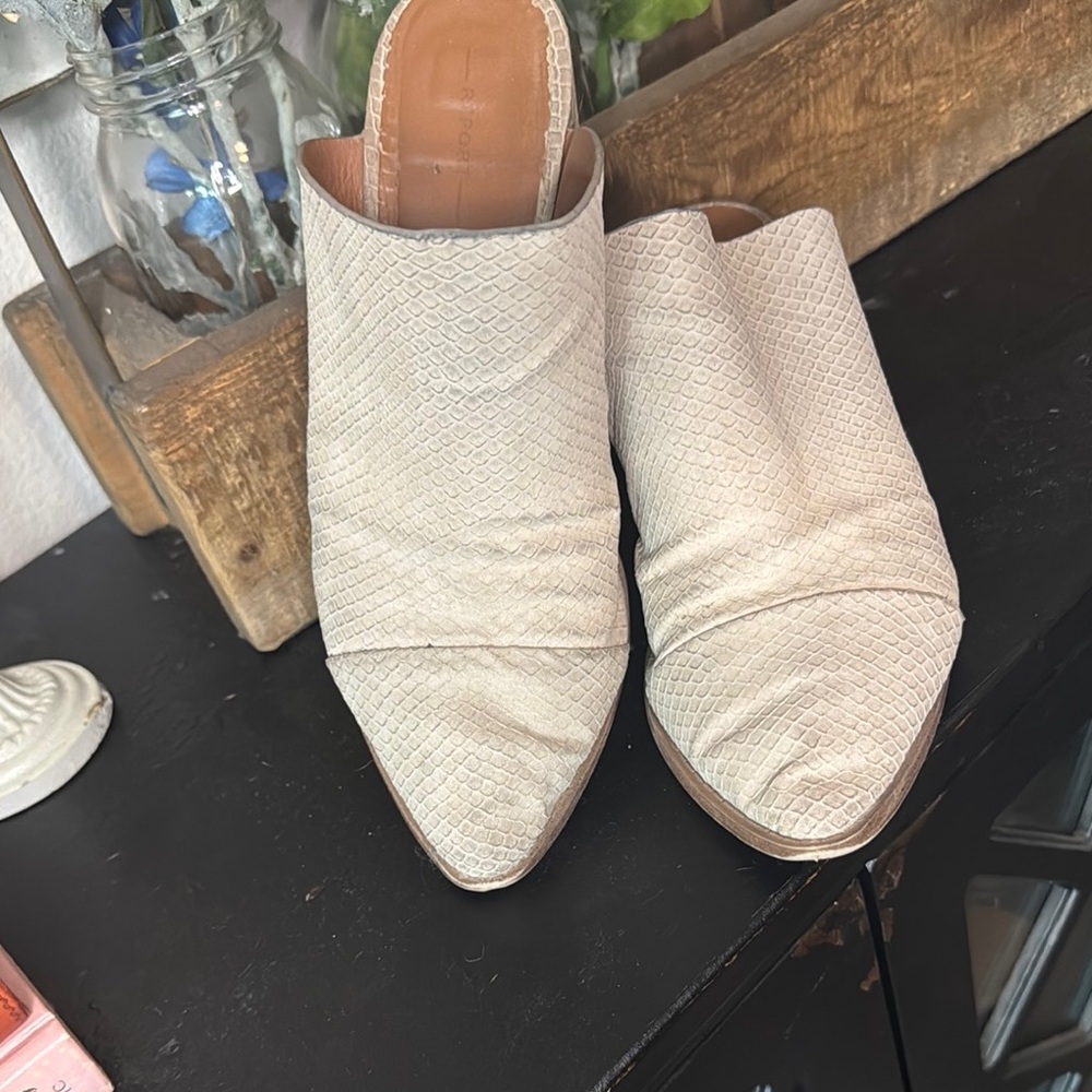 Report Cream Mules with Pointed Toe and Minimalist Design